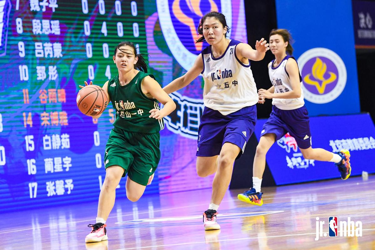 博主：河南队今天下午飞往上海，随后将与海港热身